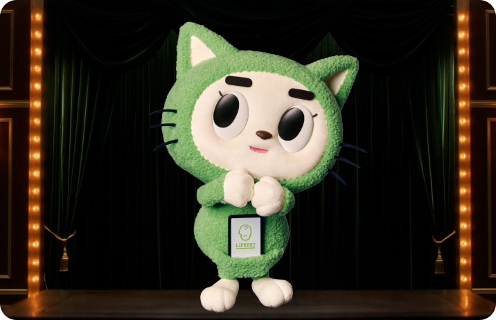 ライフネッコ・ミツモロウの立ち姿。緑色のネコ型の妖精。