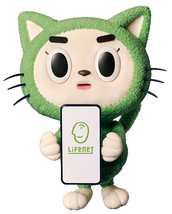 スマートフォンを持ちこちらに見せるライフネッコ・ミツモロウ