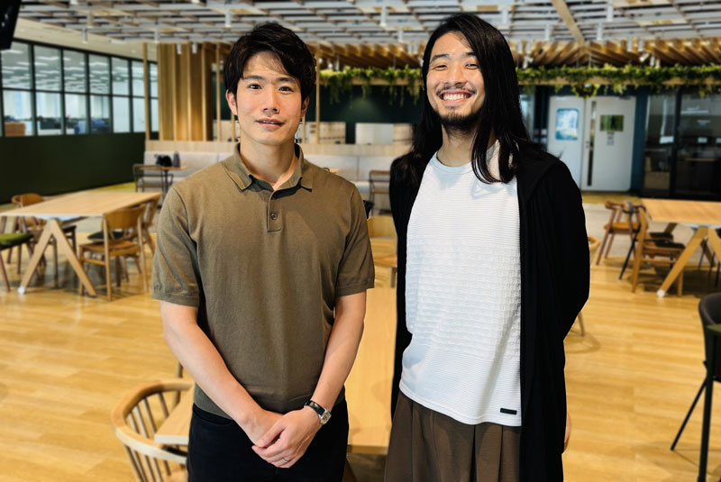 AI戦略を推進するための専門チームのメンバーの写真。左から事業開発部 中野、システム企画部 寺師
